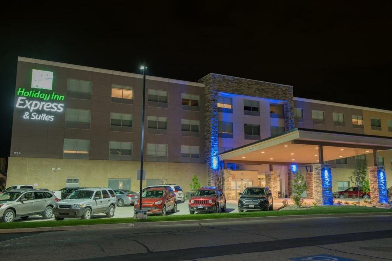 Holiday Inn Express & Suites - Warsaw - E Center By Ihg Exterior foto
